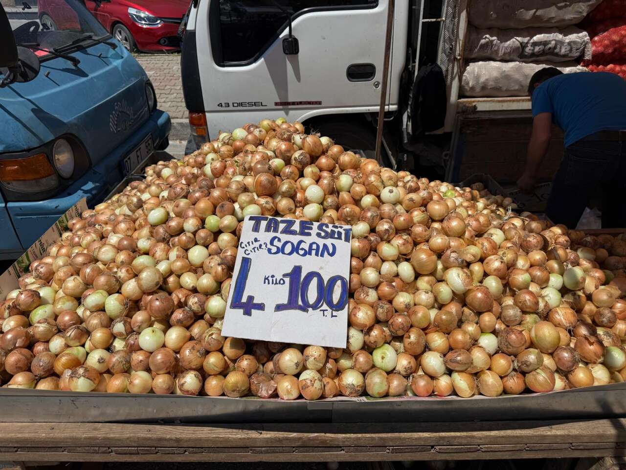 Konya’nın pazarlarında yaz bereketi! Tezgahlar renklendi, fiyatlar dikkat çekti 3
